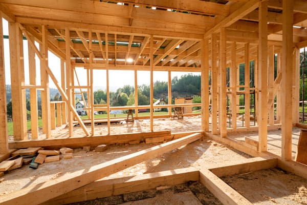 Structure en bois recyclé pour le secteur du bâtiment, favorisant le recyclage et la durabilité.