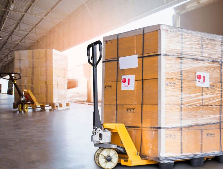 Pallet de cartons emballés pour recyclage industriel, stockage sécurisé.