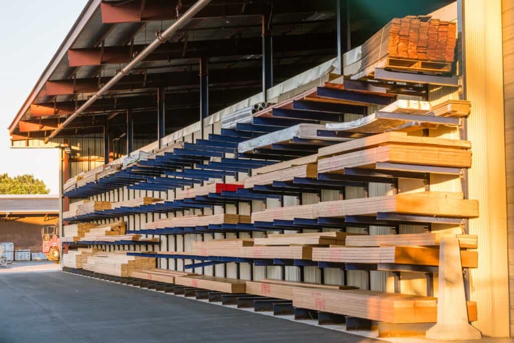 Stockage de bois de construction en extérieur pour projets de bâtiment.