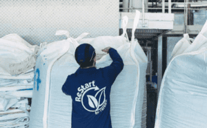 Collecte de matériaux recyclés Tarkett pour programmes de recyclage.
