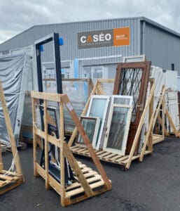 Fenêtres et portes en vente pour recyclage et collecte.