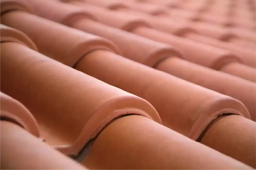 Tuiles en terre cuite pour toiture, installation sur chantier de reprise.