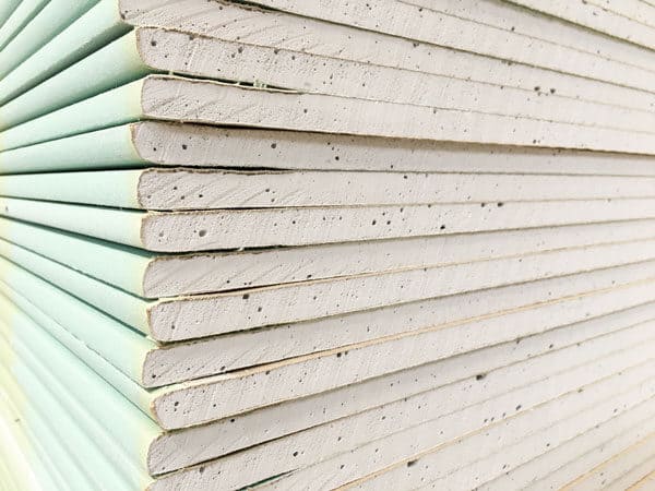 Panneaux de bois pour reprise sur chantier, matériaux durables pour travaux de construction.
