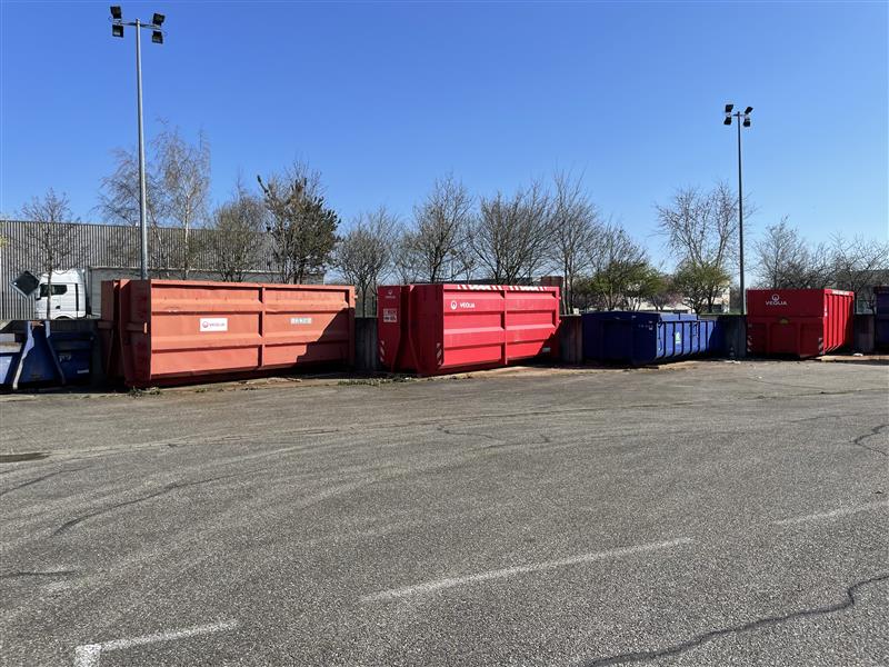 Conteneurs de recyclage pour la reprise à l'entrepôt, prêts pour la gestion des déchets.