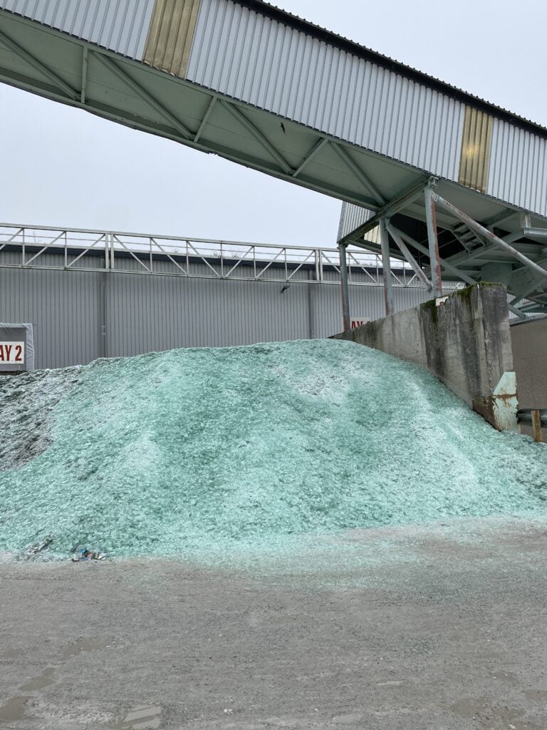 Recyclage industriel de matériaux sous une structure métallique.
