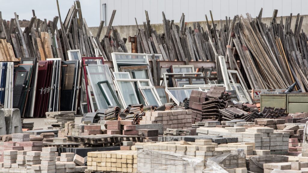 Panneau de distribution avec fenêtres, portes et matériaux recyclés pour la réutilisation.