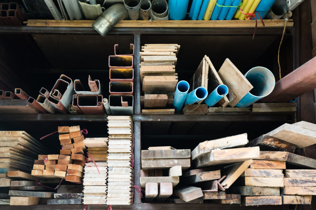 Poutres en bois et matériaux recyclés pour le réemploi chez Valobat.