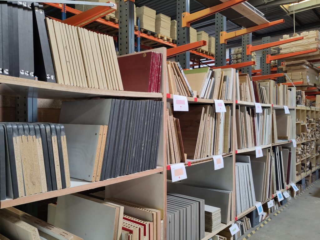 Panneaux et matériaux recyclés pour réemploi dans le secteur du bâtiment.