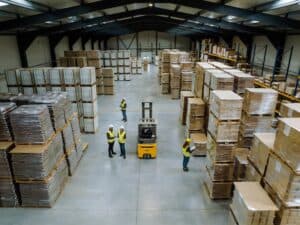 Palettes recyclées dans un entrepôt pour emballages durables.
