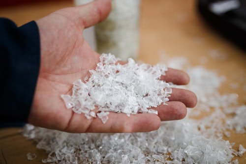 Balayette de matières premières recyclées pour valorisation durable.