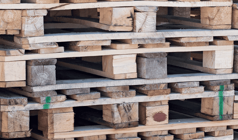 Panneau de signalétique pour distributeur sur palettes en bois.